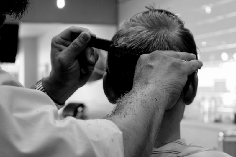 ▲在許多大賣場裡都還能看到百元理髮的蹤跡，只需投入100元，就能享受剪髮服務。（示意圖／翻攝自Pixabay）