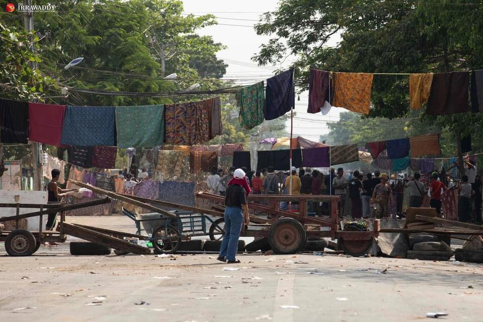 ▲示威者在示威前線搭起長長的曬衣繩，並在上面掛滿籠基（longyi）、紗籠（Sarong）等女性衣物，以阻擋軍方靠近。（圖／翻攝自臉書）