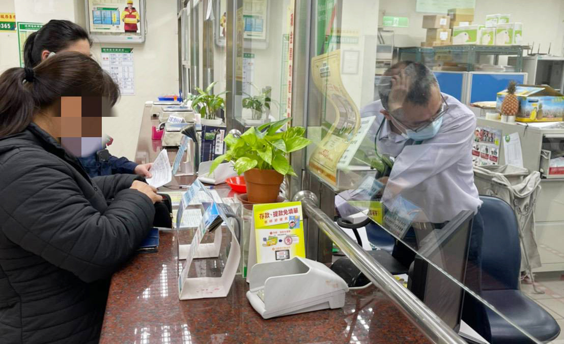 ▲
陳姓婦人準備了8萬元要匯給遠在伊拉克的軍醫男友，為的就是要與她團聚。但這詐騙手法終究被郵局行員和員警成功擋下。（圖／記者李春台翻攝）