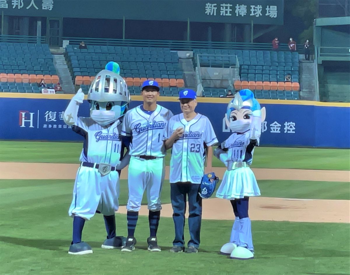 ▲「奧斯卡最佳導演」李安為富邦悍將開球，隊長林哲瑄接捕。（圖／鍾東穎攝 ,2021.03.19）