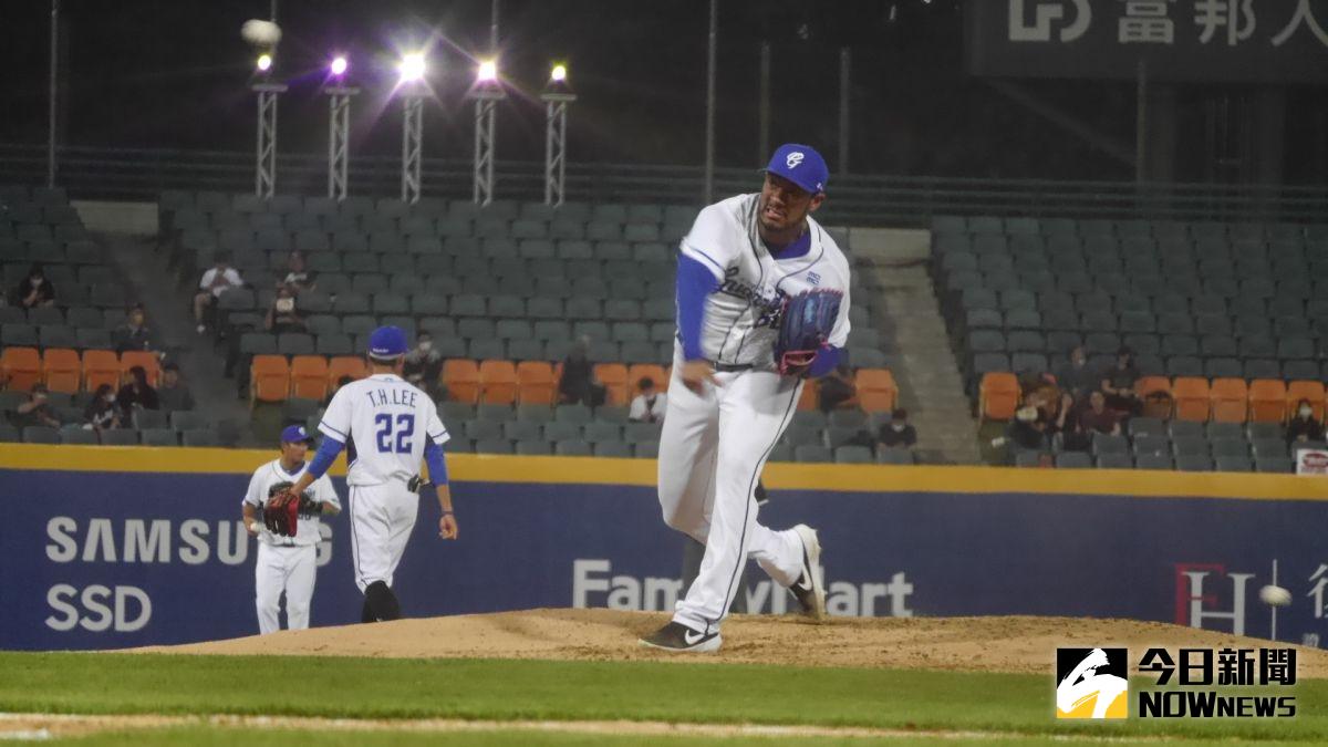 ▲富邦洋投傑斯一軍初登板就拿下勝投。（圖／吳政紘攝）