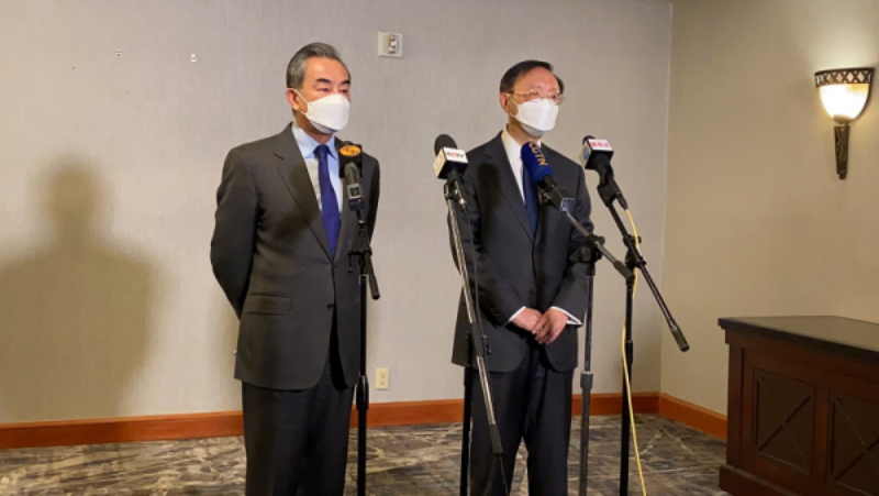 ▲中共中央政治局委員、中央外事工作委員會辦公室主任楊潔篪,以及中國國務委員兼外交部長王毅,會後接受中媒聯訪。(圖/翻攝自澎派新聞)