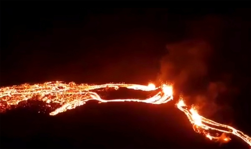 冰島近期4萬次地震　首都附近火山噴發染紅夜空
