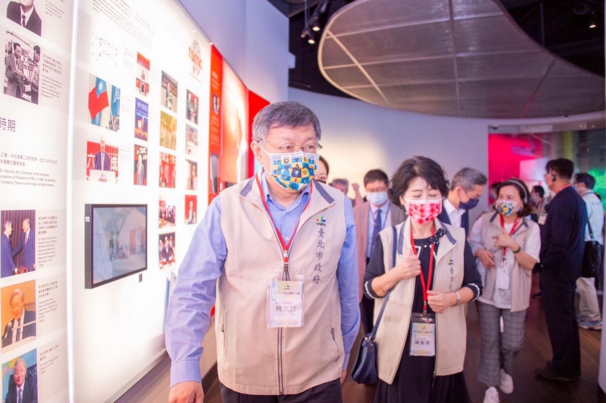 ▲在新竹縣長楊文科陪同下，台北市長柯文哲與妻子陳佩琪率市府團隊參訪台積電竹科園區。（圖／北市府提供）