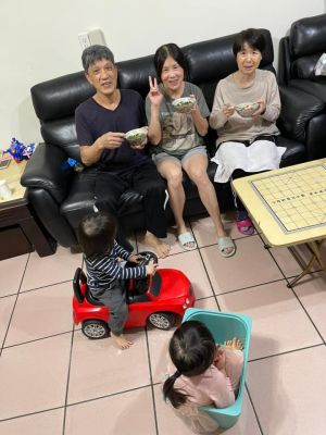 ▲福原愛的媽媽福員千代（右一）低調返回日本。（圖／翻攝江宏傑臉書）