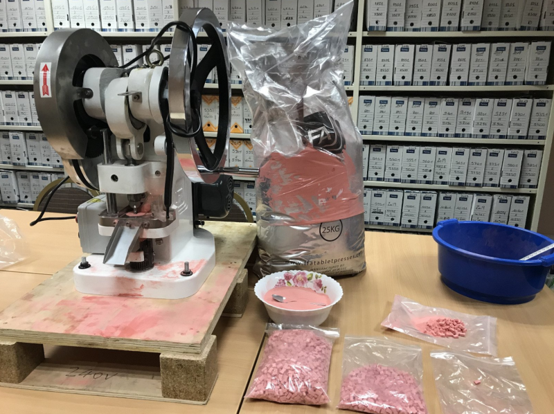 ▲巴黎警方近日聲稱破獲了價值超過100萬歐元的毒品案，卻被外媒踢爆只是草莓糖果。（圖／擷取自Préfecture de Police推特）