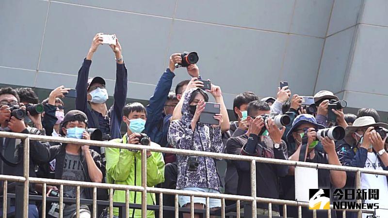 ▲「空中女王」除役飛行，吸引了大批的航空迷到桃園機場北側觀景台爭睹她最後的風采。（圖／記者李春台攝，2021.03.20）