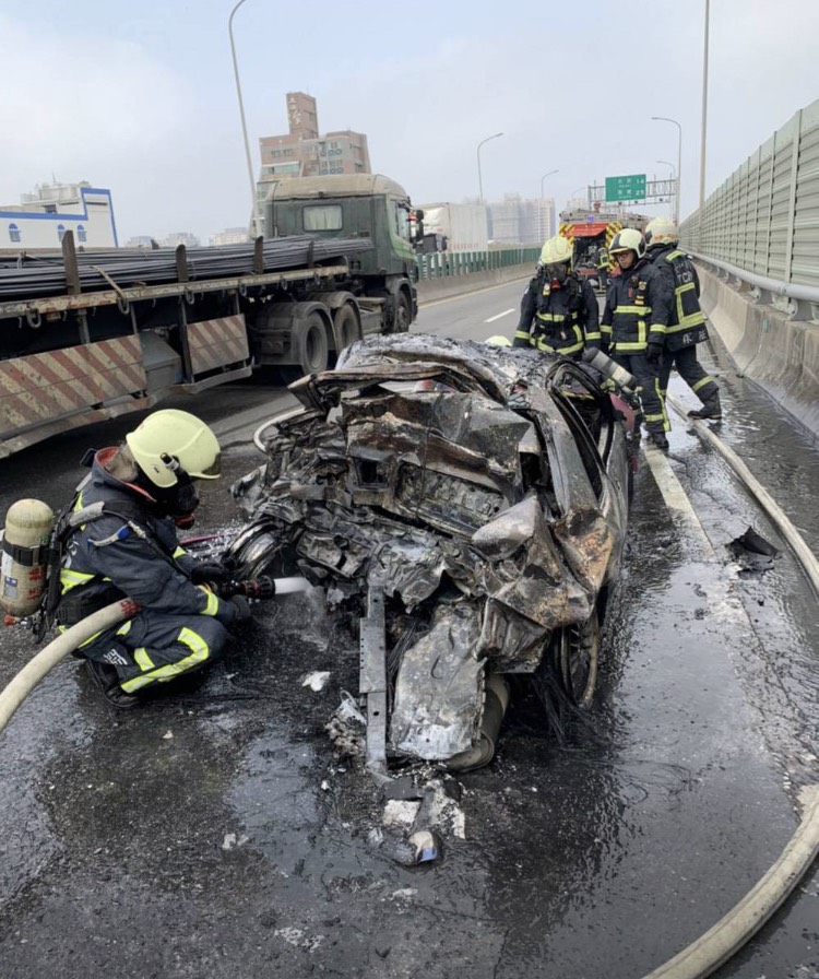 ▲西濱公路今日發生重大車禍，車禍後起火，釀3死1傷。（圖／台中市消防局提供）
