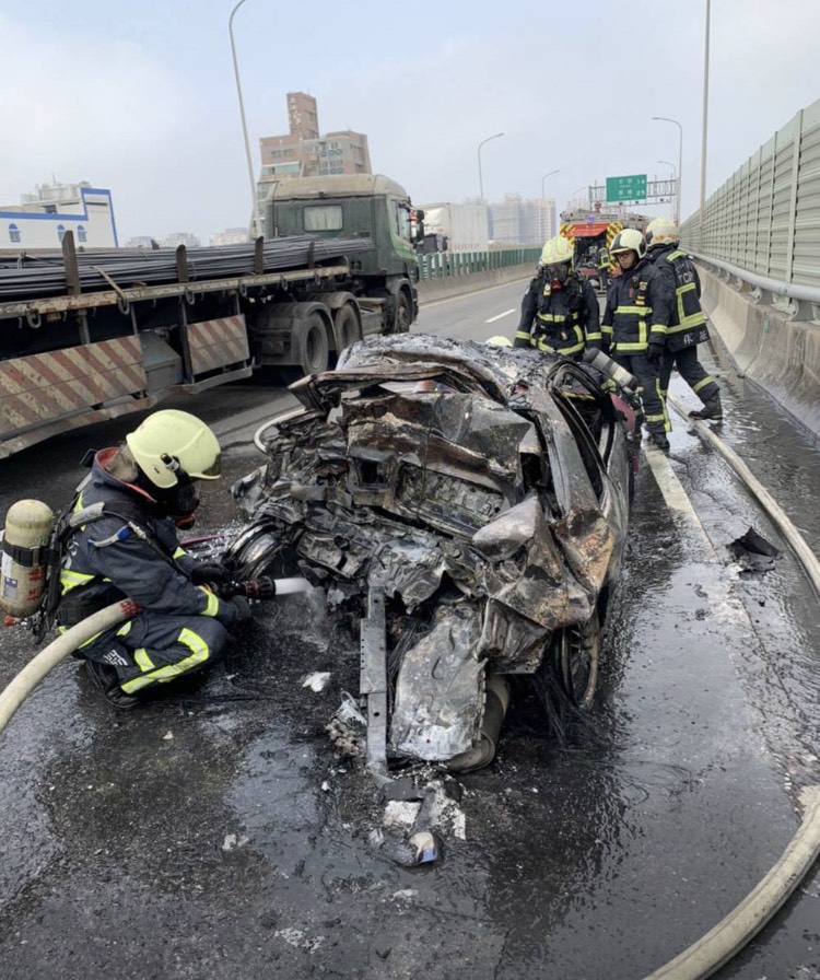 ▲西濱公路今日發生重大車禍，車禍後起火，釀3死1傷。（圖／台中市消防局提供）
