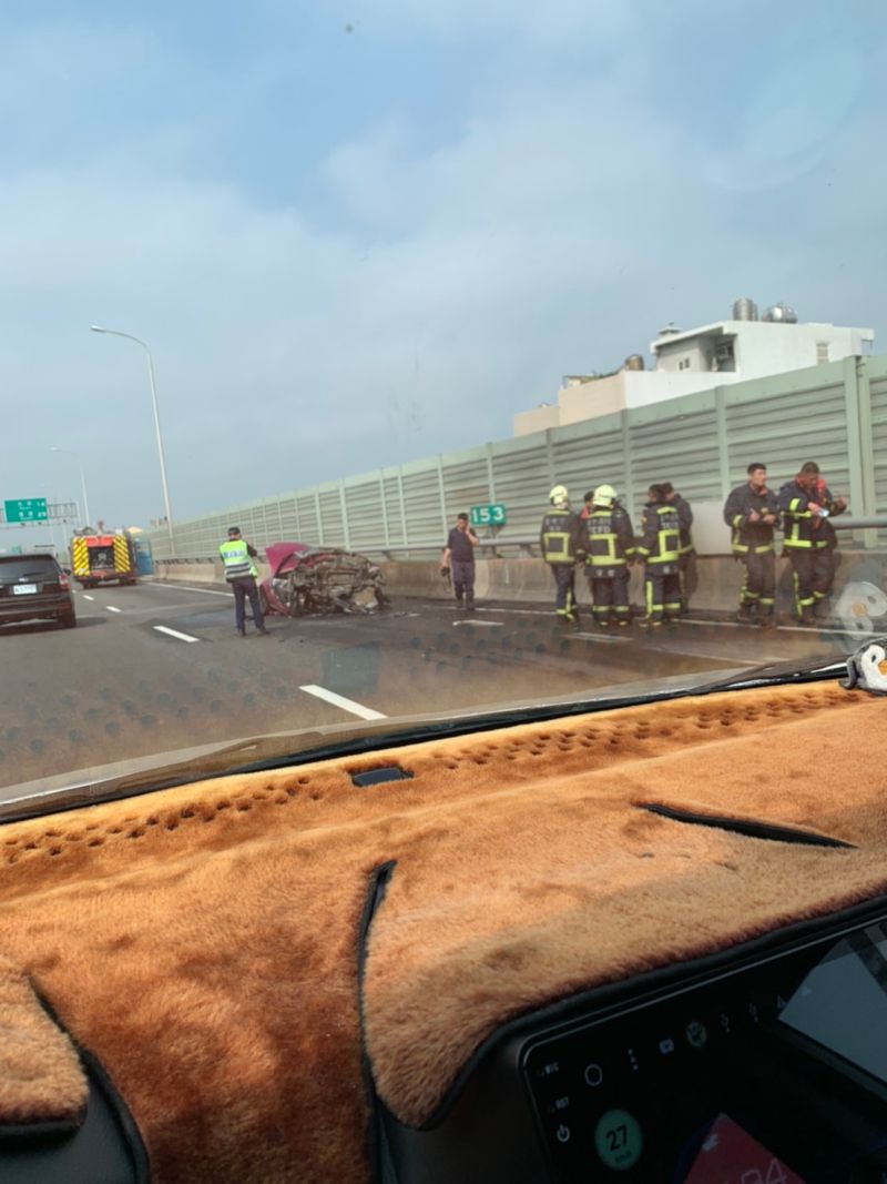 ▲西濱快速道路台中清水段下午發生車禍，造成1大3小葬生火海。（圖／翻攝自台中踢爆網臉書粉絲團）