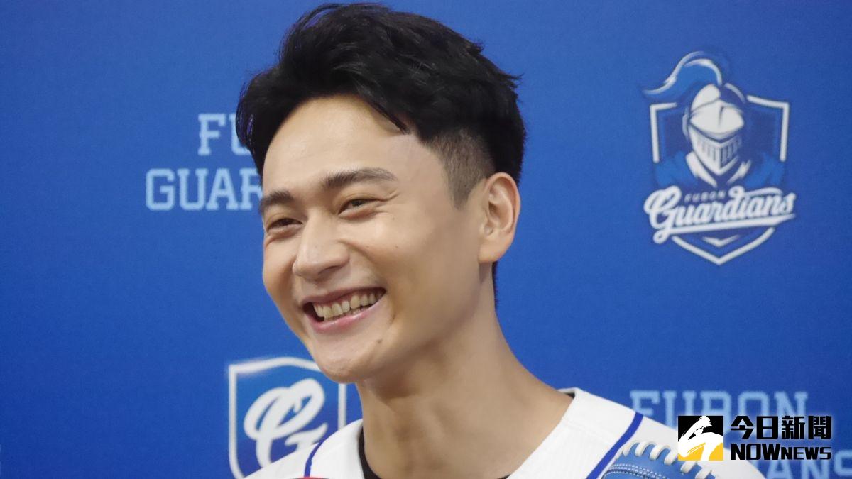 ▲劉冠廷為富邦開球。（圖／吳政紘攝）