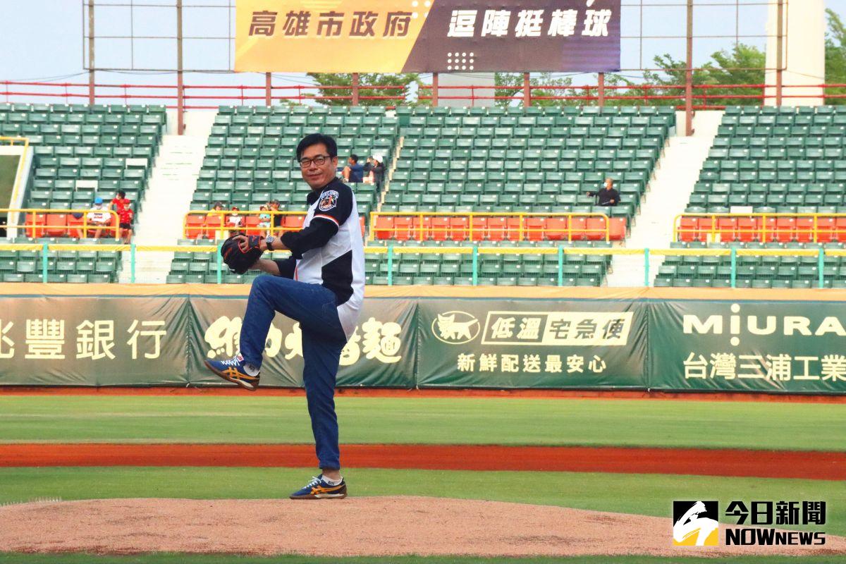 ▲中華職棒一軍例行賽重返高雄，高雄市長陳其邁當開球嘉賓。（圖／記者鄭婷襄攝，2021.03.20）
