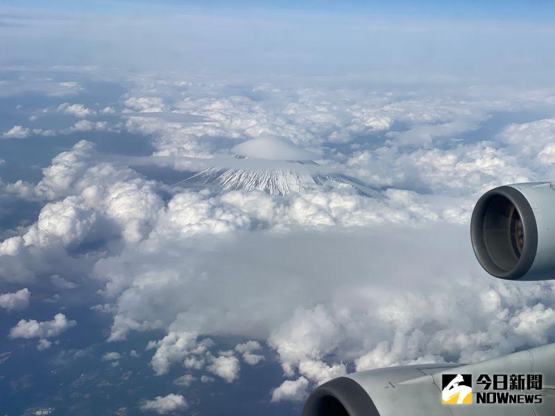 ▲班機於上午11時30分由桃園機場出發，至日本富士山上空繞行一圈再返回。（圖／記者陳致宇攝）