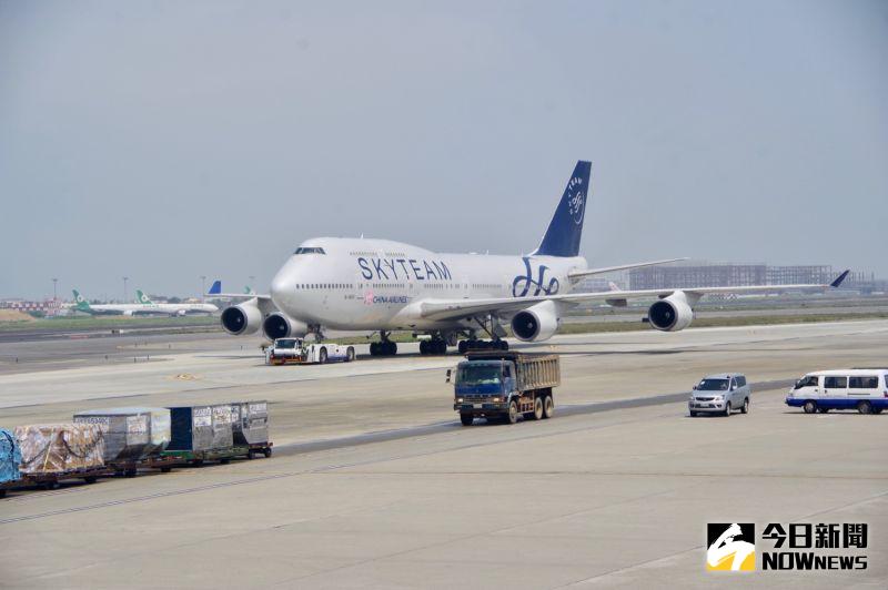 ▲華航安排兩架747-400客機停在機坪，一起向永遠的空中女王告別致意。（圖／記者陳致宇攝）