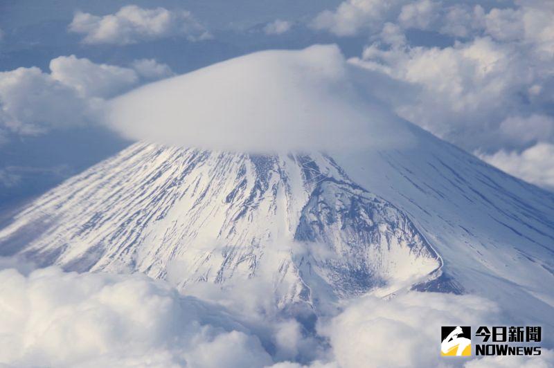 ▲機上旅客還很幸運的遇上富士山被笠雲覆蓋，就像戴上一頂白色帽子。（圖／記者陳致宇攝）