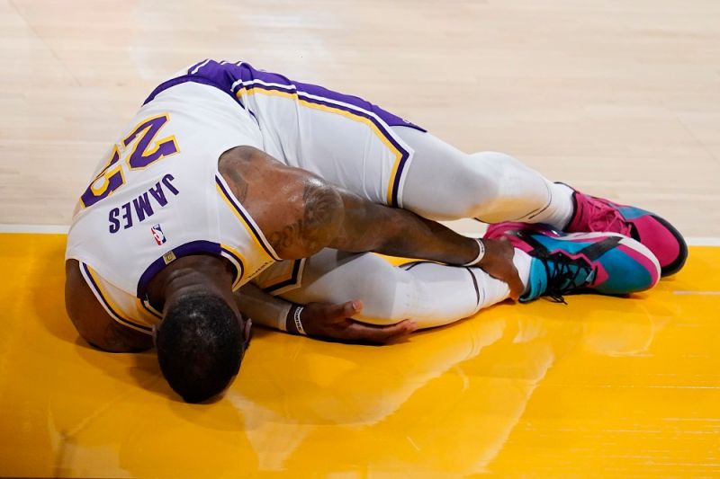 NBA／遭對手撞到右腳！詹皇比賽中痛苦倒地　隨後離場
