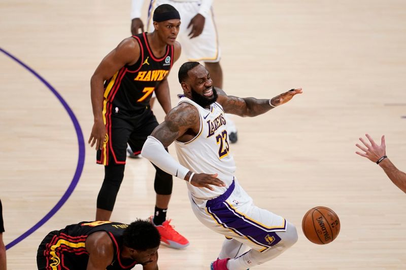 ▲LeBron James右腳被撞到受傷。(圖/美聯社/達志影像)