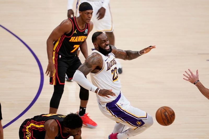 ▲湖人球星LeBron James（詹皇）本季右腳踝嚴重，復出後再度扭傷，不過他掛保證沒事，能夠出戰附加賽首輪對勇士。（圖／美聯社／達志影像）