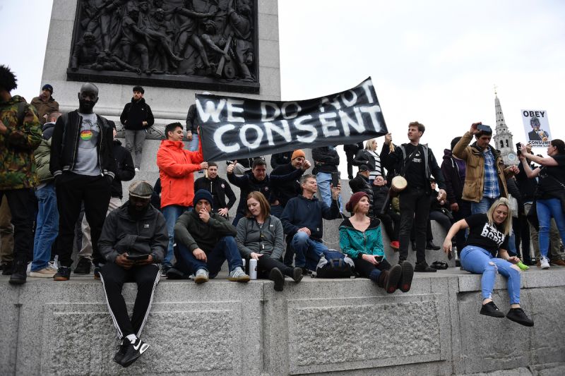 ▲英國倫敦20日有上千人上街抗議政府的防疫措施，至少33人因違反防疫規定而被捕。（圖／美聯社／達志影像）