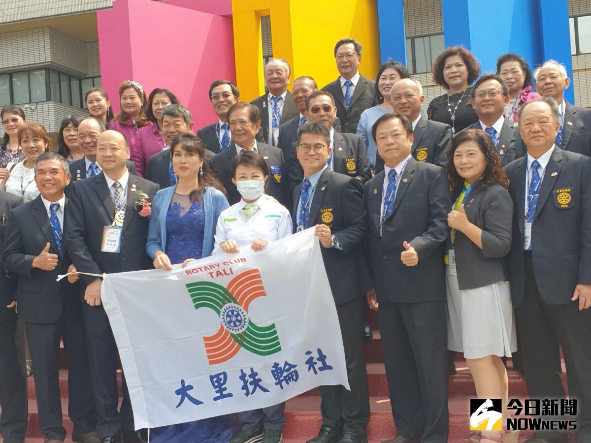 ▲國際扶輪3462區今天舉辦年會，台中市長盧秀燕以「輪內」出席，受到社友歡迎搶著合照。（圖／記者金武鳳攝，2021.3.21)