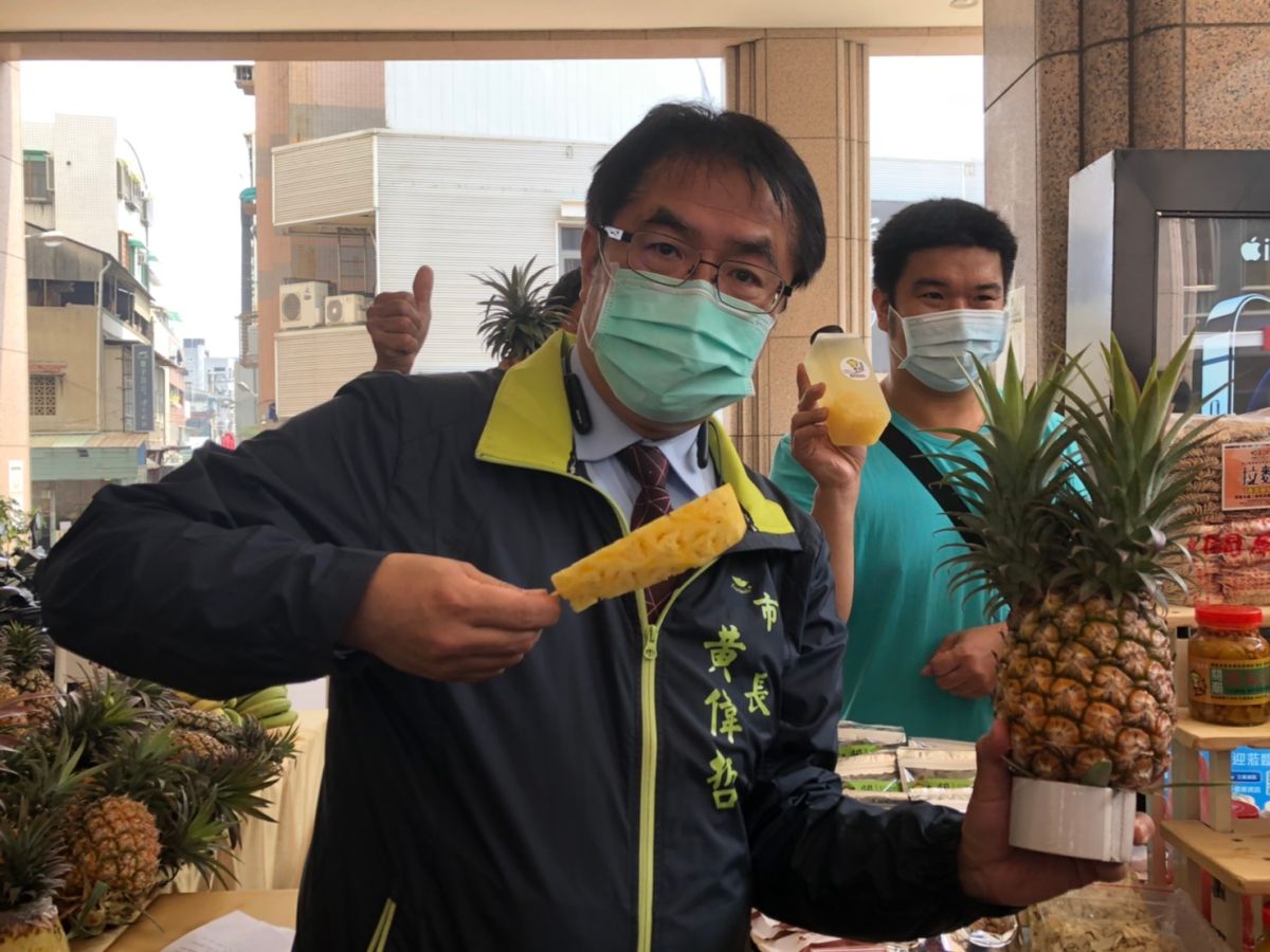 ▲鳳梨業者請黃偉哲品嘗「現殺」香甜又多汁的鳳梨（圖／記者林怡孜攝，2021,03,21）