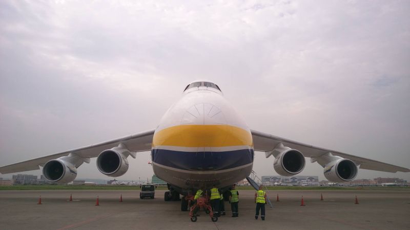 ▲全球第二大貨機，安托諾夫AN-124今天飛抵桃園機場，吸引上百航空迷到桃園機場搶拍。（圖／翻攝「桃園國際機場 Taoyuan International Airport」）