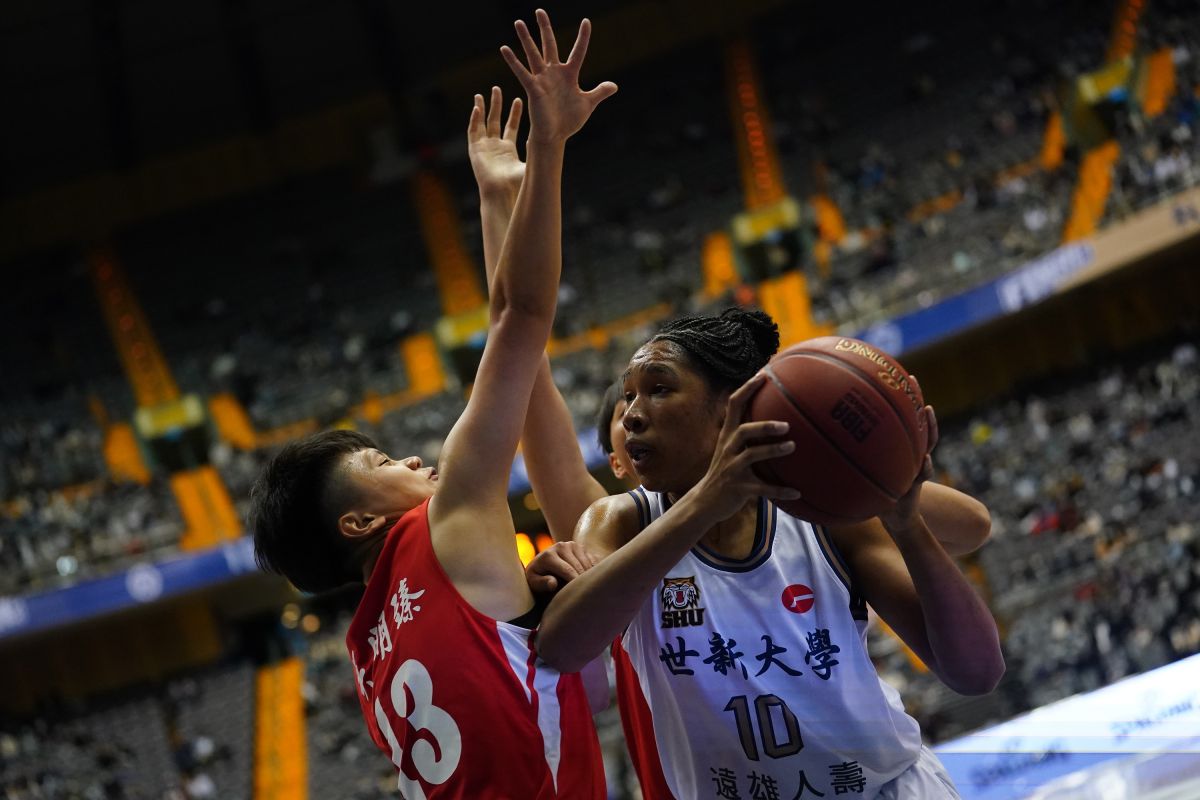 ▲世新大學教頭何正峰強調，當家中鋒來自菲律賓國家隊的潔丹妮兒是來台讀書兼打球。（圖／大專體總提供）