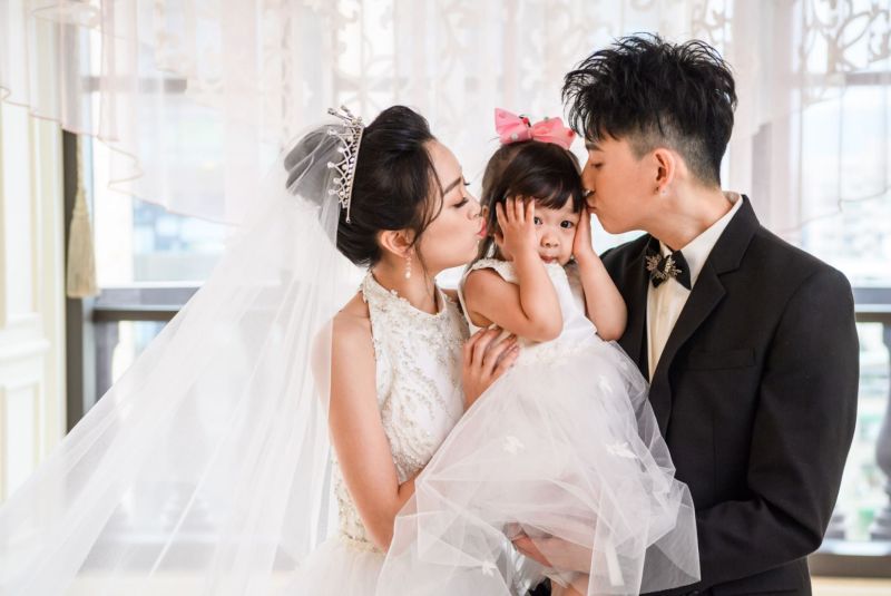 ▲貝童彤(左)和老公Howard(右)生下可愛女兒。(圖/星恆提供)
