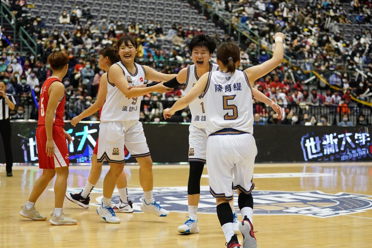 ▲世新大學完成2連霸，林蝶開心和隊友們慶祝。（圖／大專體總提供）