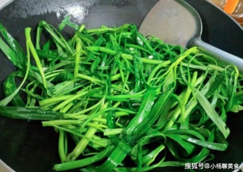 ▲青菜怎麼炒才好吃，搜狐號美食專欄《小楊聊美食》就分享了炒青菜的技巧，其實只要在炒青菜之前「多加一個步驟」，炒出的青菜色澤鮮亮，味道越吃越香。（圖／翻攝自《小楊聊美食》）