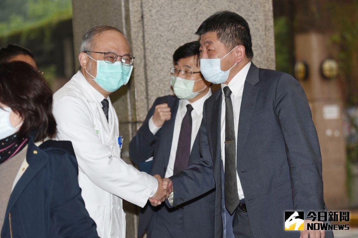 ▲衛福部部長陳時中22日陪同行政院院長蘇貞昌一同前往台大醫院施打AZ疫苗。（圖／記者陳明安攝 2021.03.22）