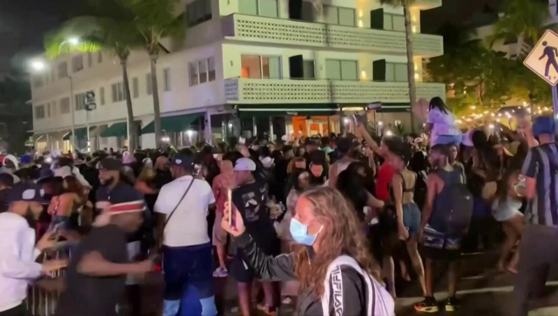 ▲佛羅里達州邁阿密灘(Miami Beach)上週末湧入大量遊客，出於防疫考量，當地政府不得不祭出宵禁和緊急狀態。（圖／翻攝自NBC News）