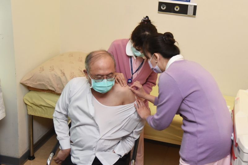▲今(22)上午9時領銜接種AZ疫苗後,台大醫院院長吳明賢受訪表示,打完疫苗後身體並未有不適。(圖/記者陳明安攝)