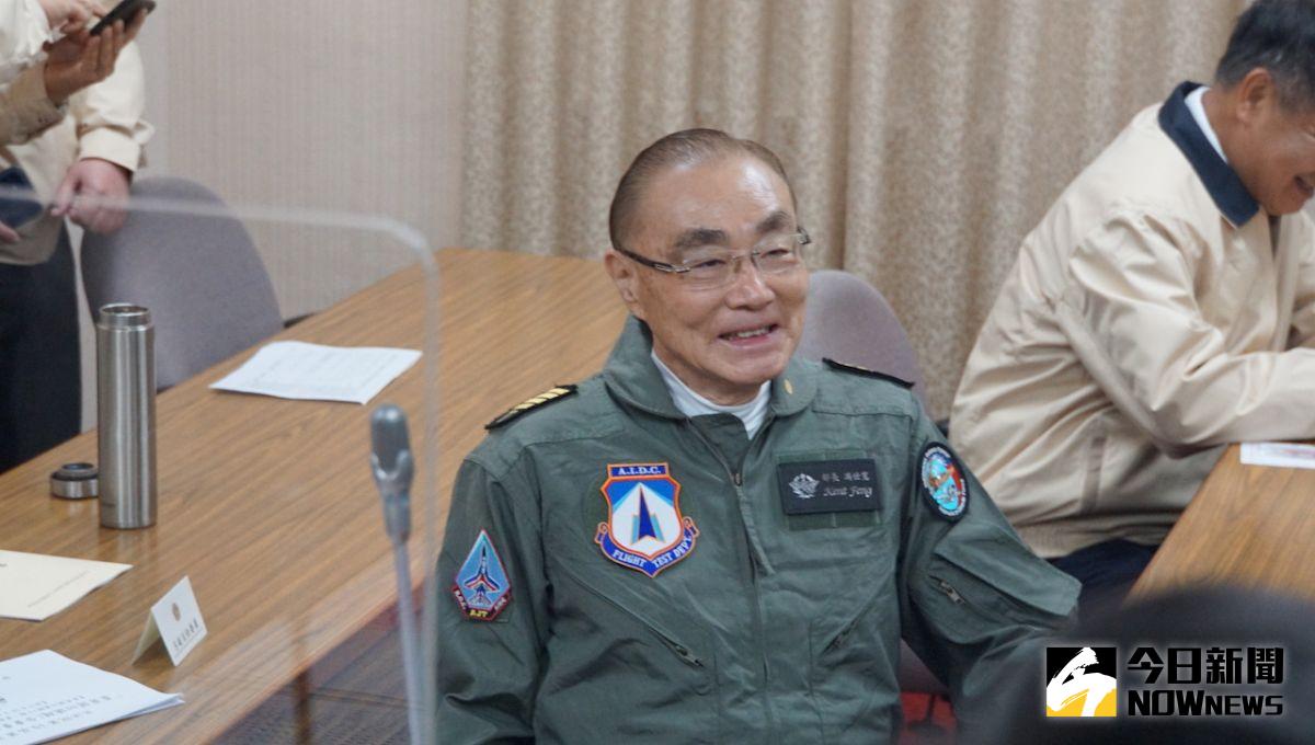 ▲空軍出身的退輔會主委馮世寬，穿著飛行裝到立院進行業務報告。（圖／記者呂炯昌攝，2021.03.22）
