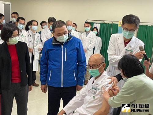 ▲新北市長侯友宜今日在衛生局長陳潤秋的陪同下，前往亞東醫院關心第一線的醫護人員施打的情況；並由護理人員幫亞東醫院院長林芳郁施打疫苗，增加第一線同仁接種信心。（圖／記者陳志仁攝，2021.03.22）