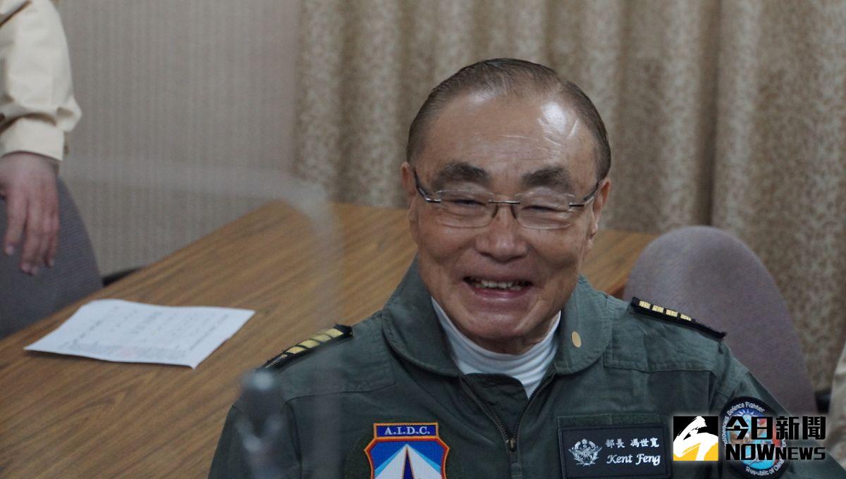 ▲退輔會主委馮世寬赴立院進行業務報告，特地穿著飛行員任內最後一件空軍連身飛行服。（圖／記者呂炯昌攝，2021.03.22）