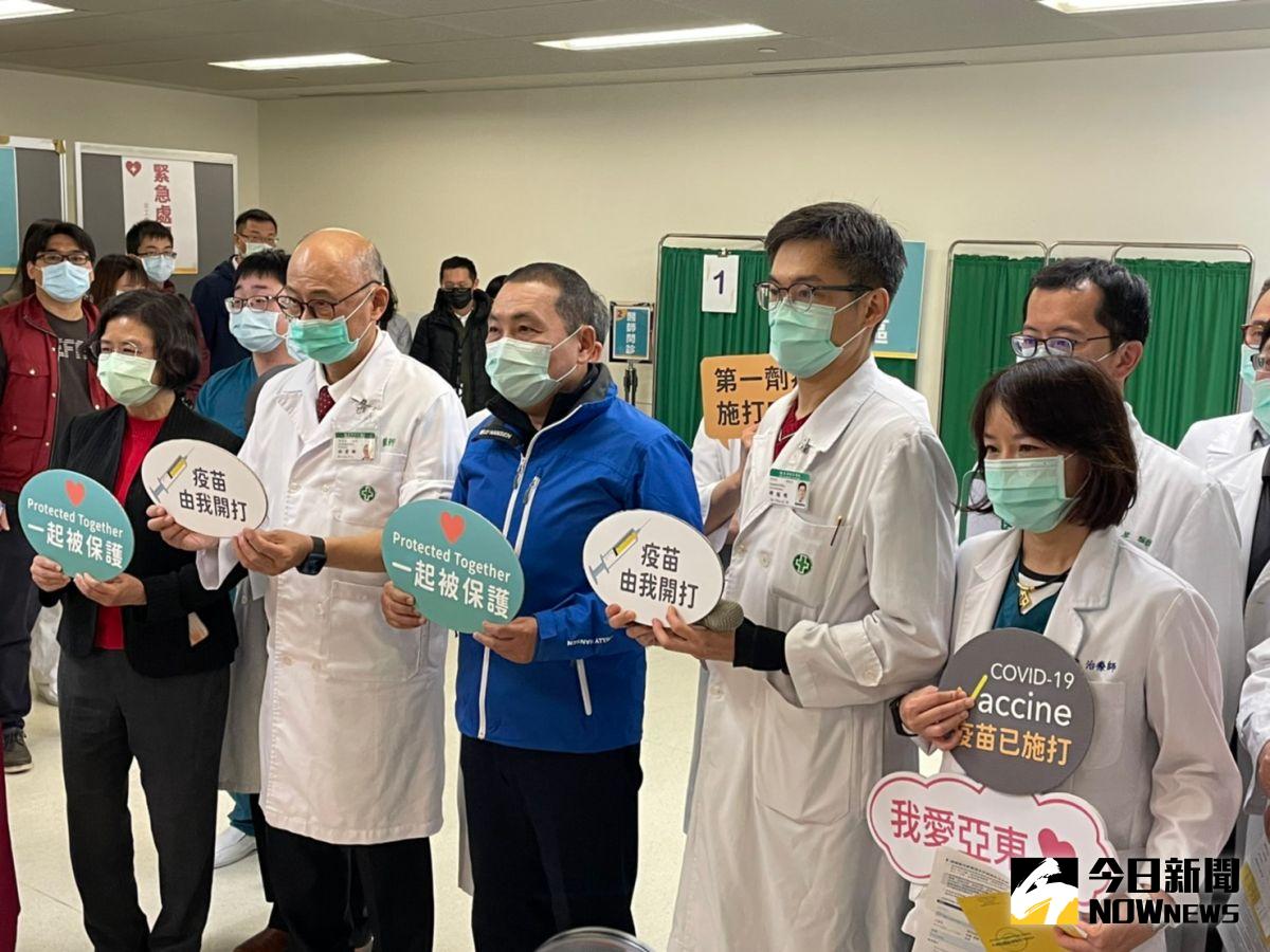 ▲新北市長侯友宜認為，對他而言，什麼時間點、哪一個先打，其實都不重要，重要的是鼓勵大家一起來打AZ疫苗。（圖／記者陳志仁攝，2021.03.22）