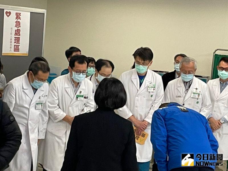 ▲新北市長侯友宜向防疫的第一線醫護人員鞠躬致意,也鼓勵他們抽空去施打疫苗,因為只有保護好自己,才能夠去照顧別人。(圖/記者陳志仁攝,2021.03.22)