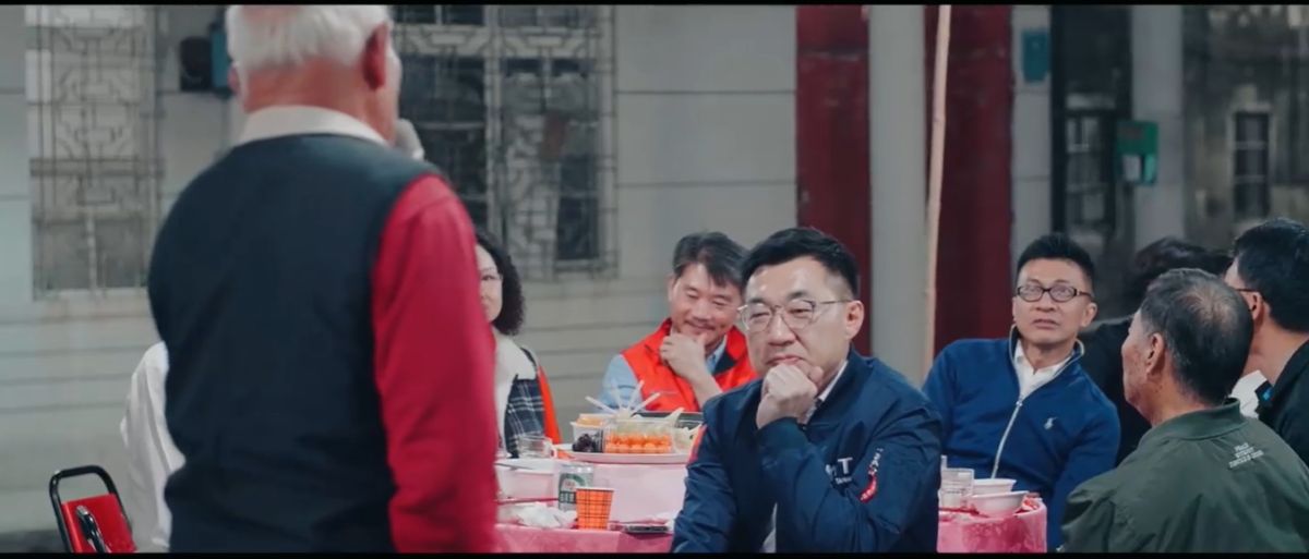 ▲國民黨主席江啟臣推出系列影片「啟程來我家」，影片風格、取名巧思都和韓國瑜的「韓先生來敲門」十分類似。（圖／翻攝江啟臣臉書）