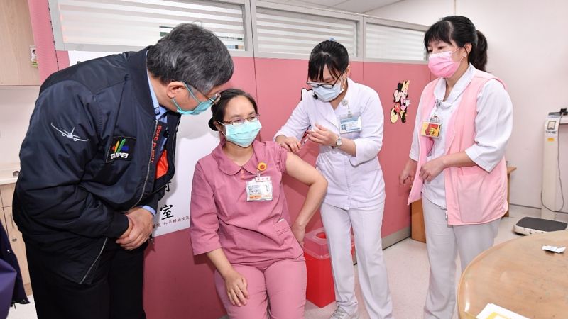 ▲台北市長柯文哲22日上午前往和平醫院視察第一波醫護人員施打疫苗的狀況。（圖／台北市政府提供）