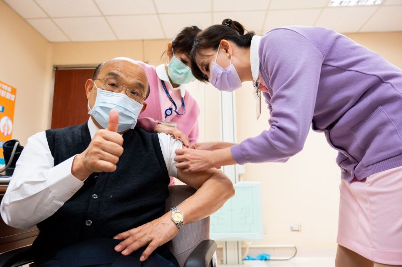 ▲行政院院長蘇貞昌22日在衛福部長陳時中陪同下前往台大醫院施打AZ疫苗。(圖/行政院提供)
