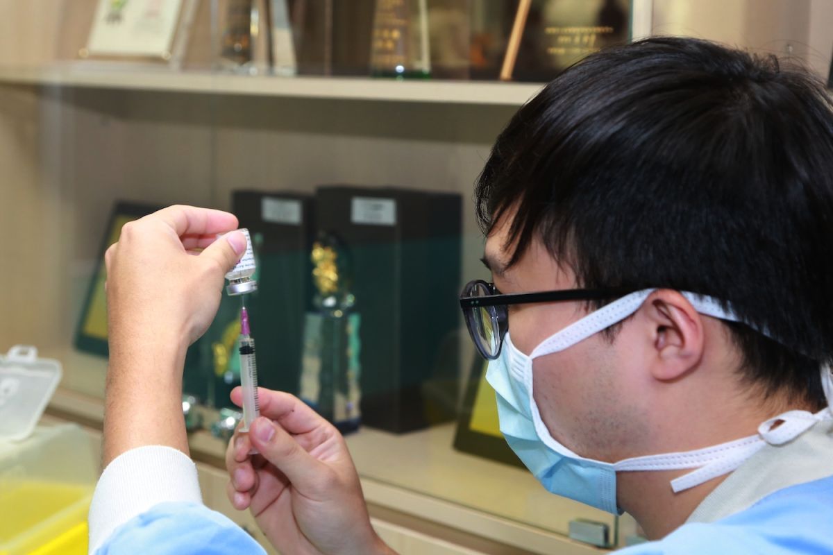 ▲今（22）日首波AZ疫苗開打，台南市第一波15家專責採檢收治醫護防疫人員在9點陸續進行接種AZ疫苗，第一人是奇美醫院感染科主治醫師蘇柏安。（圖/台南市政府提供）