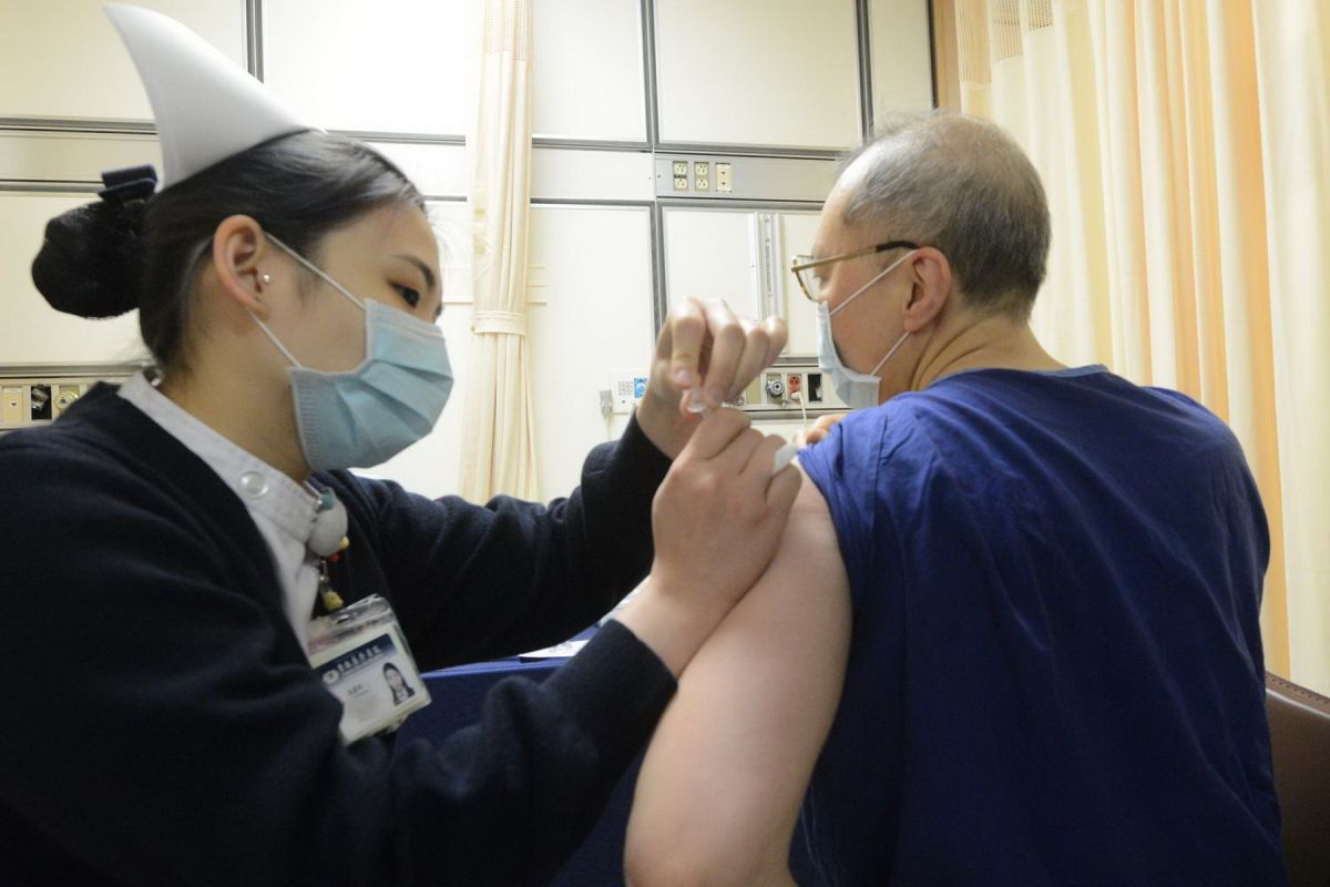 ▲慈濟醫院為一線醫護施種新冠肺炎AZ疫苗，急診部醫師廖士良表示，急診部負責篩檢疑似Covid-19的病人，比一般人有更高機率可能罹病，接種疫苗是預防勝於治療。（圖／慈濟醫院提供）
