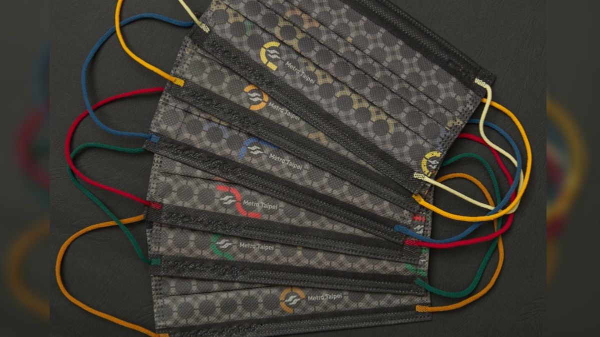 ▲為了紀念捷運通車25週年，台北捷運公司與中衛公司合作推出25萬個紀念口罩。不過一開放網路領取就塞爆捷運APP。（圖／台北捷運公司提供）