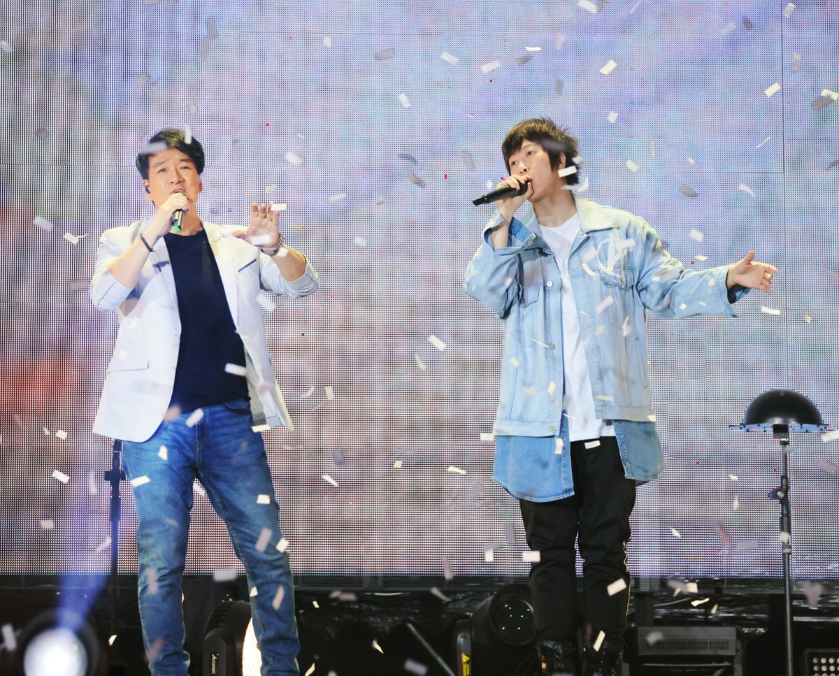 ▲周華健（左）與五月天合唱《刀劍如夢》，見習南台灣歌迷熱情如火。（圖／相信音樂）