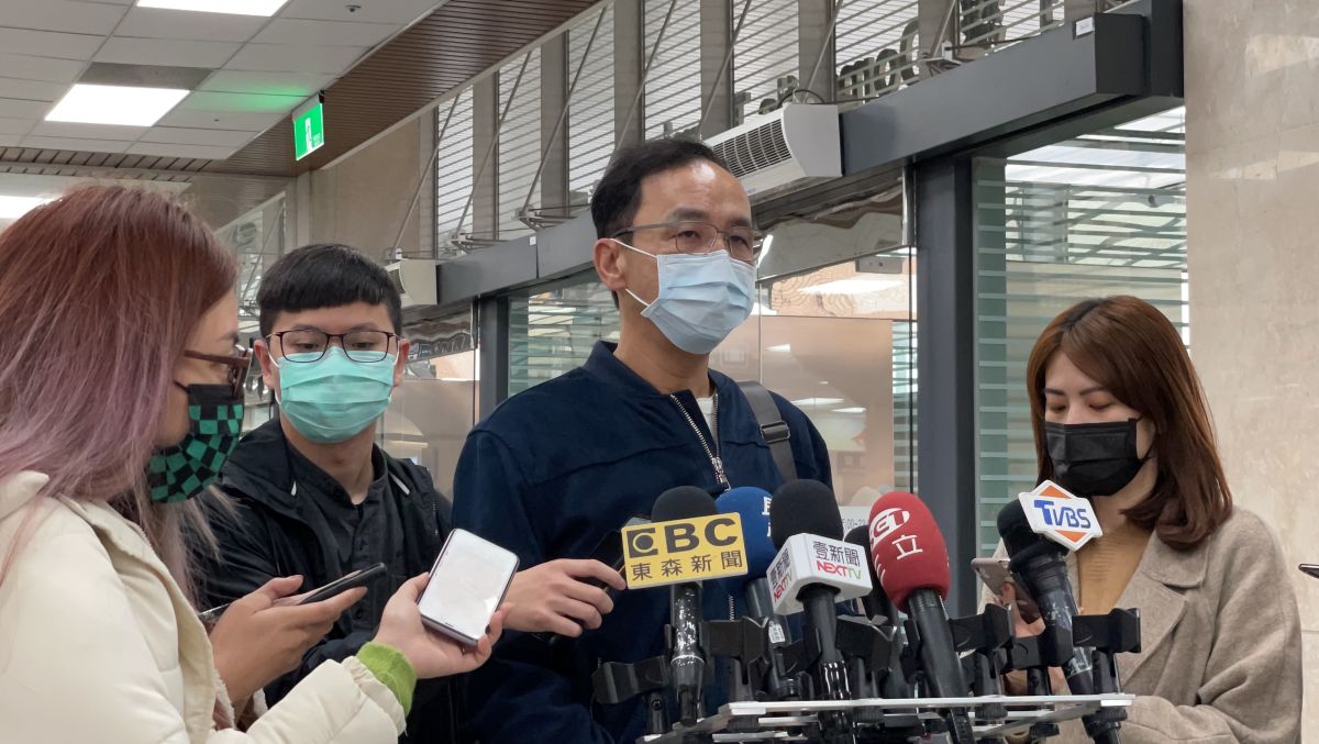 ▲朱立倫22日赴台東參加公益活動，出發前他於松山機場接受媒體聯訪，證實他和韓國瑜見了好幾次面。（圖／朱立倫辦公室提供）