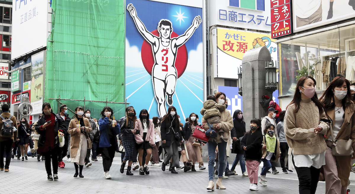 ▲入冬開始日本流感大爆發，醫師提醒，近期出國旅遊的民眾務必帶足常備用藥，公共場合戴好口罩。（圖／美聯社／達志影像）