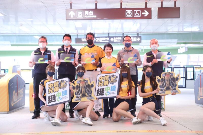 ▲台中捷運攜手中信兄弟,將距離洲際棒球場最近的捷運站「文心崇德站」打造為主題車站(圖/柳榮俊攝2021.3.22)