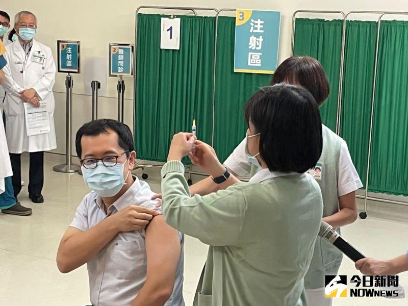 ▲列為第一批施打AZ疫苗據點之一的亞東醫院，特別在5樓規劃獨立的場域。（圖／記者陳志仁攝，2021.03.22）