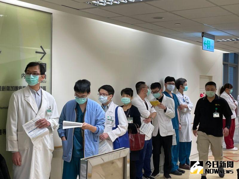 ▲亞東醫院的醫護人員，依序排隊等待施打AZ疫苗。（圖／記者陳志仁攝，2021.03.22）